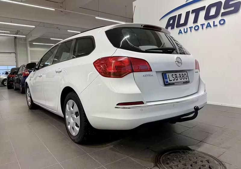 Käytetty Opel Astra Enjoy 110 HP (80 kW) 2013 Valkoinen Farmari