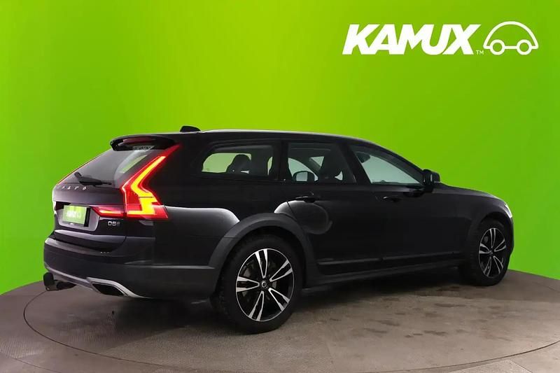Käytetty Volvo V90 CC Pro 235 HP (172 kW) 2017 Musta Farmari