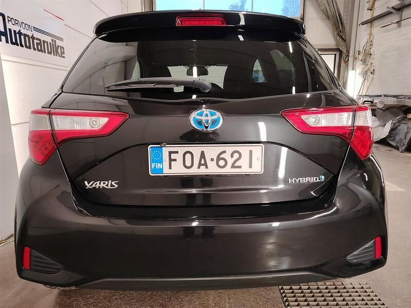 Käytetty Toyota Yaris Hybrid Premium 101 HP (74 kW) 2019 Musta Viistoperä