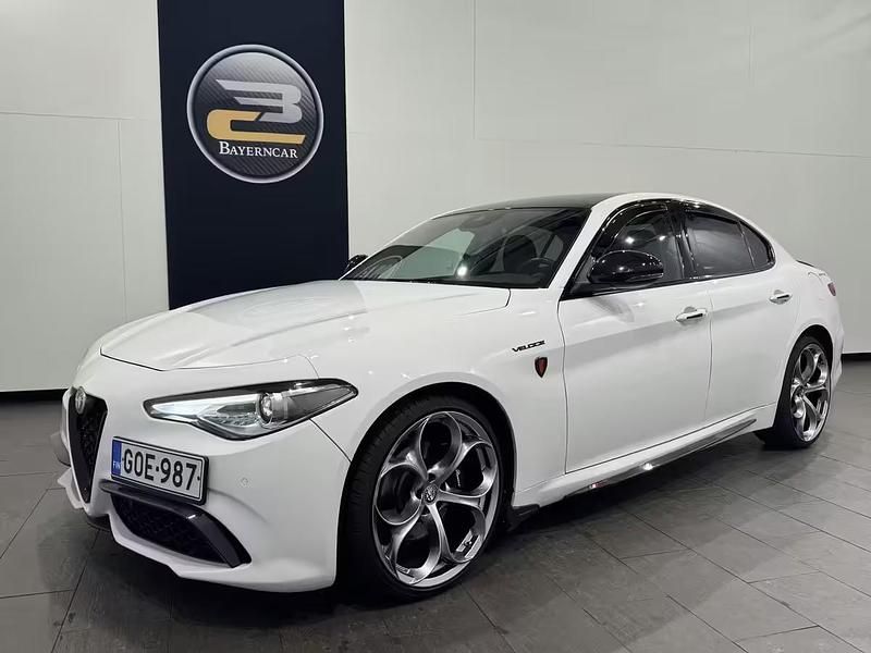 Valkoinen Käytetty 2017 Alfa Romeo Giulia Veloce Sedan | 25 900 € - Kuva 1/4
