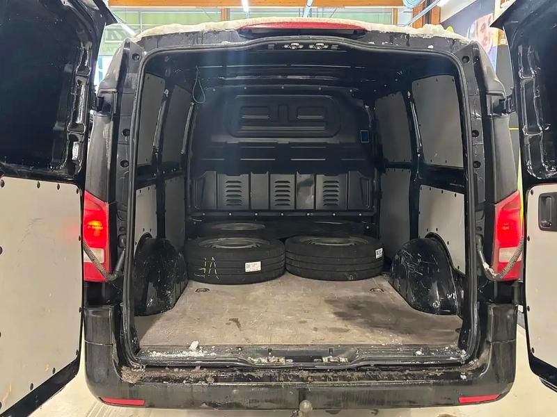 Käytetty Mercedes Vito 136 HP (100 kW) 2021 Musta Van