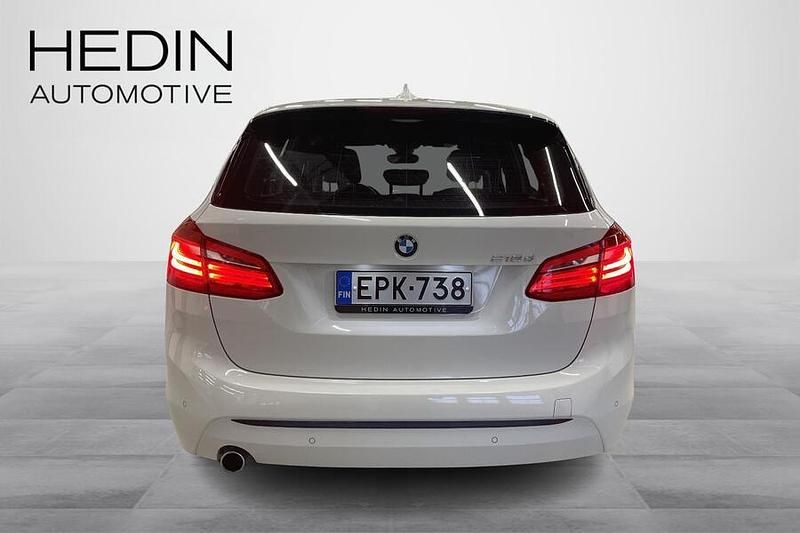 Käytetty BMW 216 Active Tourer Sport Line 116 HP (85 kW) 2018 Valkoinen Tila-auto