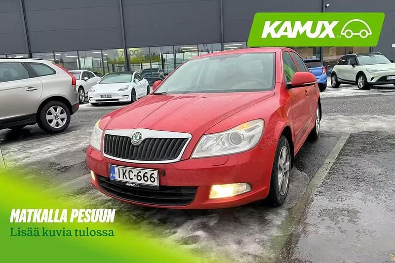 Käytetty Skoda Octavia Elegance 105 HP (77 kW) 2011 Punainen Sedan