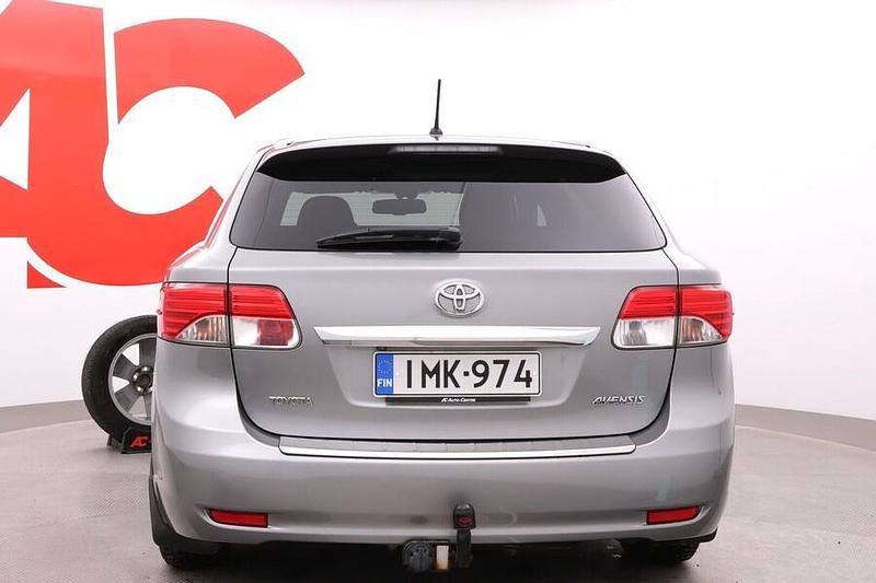 Käytetty Toyota Avensis Active 124 HP (91 kW) 2014 Harmaa Farmari
