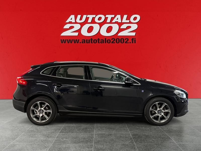 Käytetty Volvo V40 Business Edition 114 HP (83 kW) 2015 Musta Viistoperä