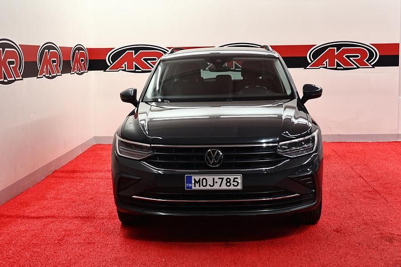 Käytetty VW Tiguan Comfortline 150 HP (110 kW) 2022 Harmaa Katumaasturi
