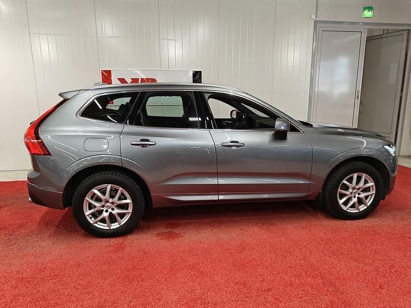 Käytetty Volvo XC60 Momentum 392 HP (288 kW) 2020 Katumaasturi