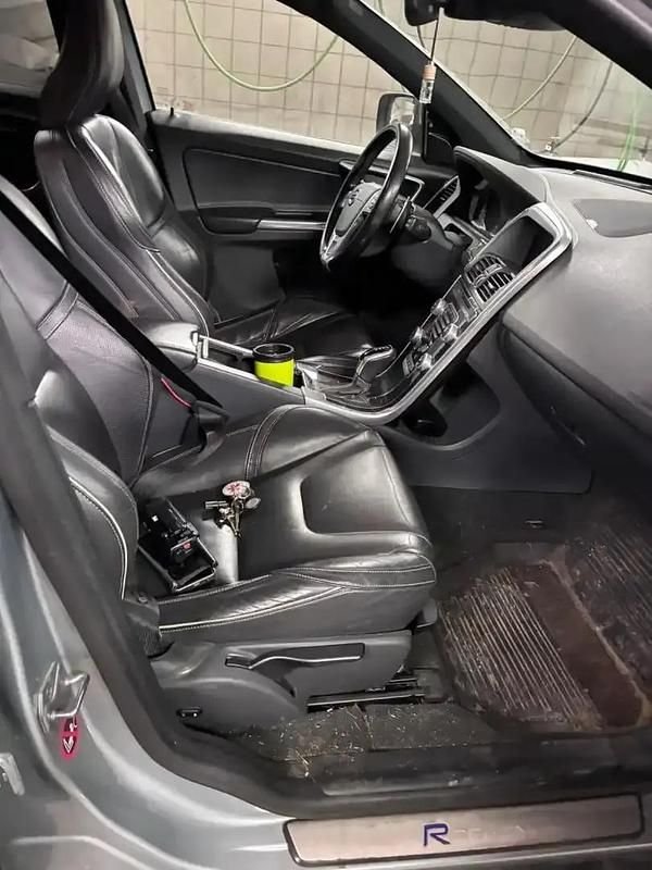 Käytetty Volvo XC60 R-Design 190 HP (139 kW) 2016 Hopea / harmaa Katumaasturi