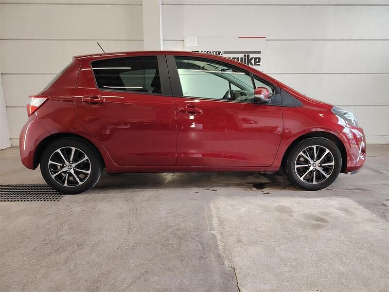 Käytetty Toyota Yaris Multidrive S 112 HP (82 kW) 2019 Punainen Viistoperä