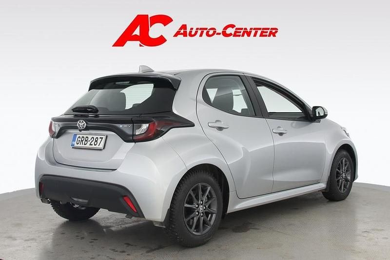 Käytetty Toyota Yaris Hybrid 116 HP (85 kW) 2025 Hopea Viistoperä