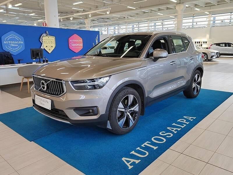 Harmaa Käytetty 2021 Volvo XC40 Inscription Katumaasturi | 33 900 € (Hieman kallis) - Kuva 1/4