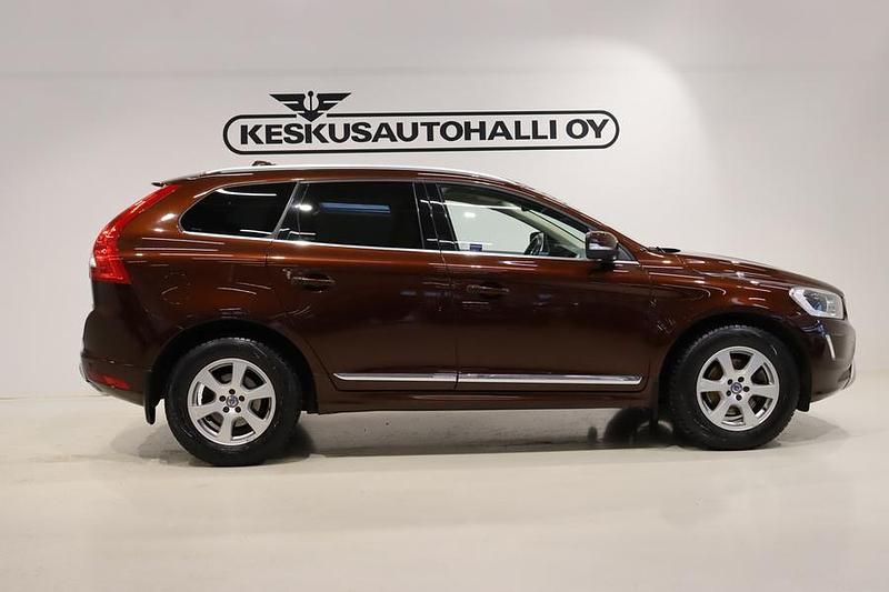 Käytetty Volvo XC60 Summum 190 HP (139 kW) 2016 Punainen Katumaasturi