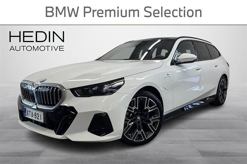 Valkoinen Käytetty 2025 BMW 530e M Sport Farmari | 66 900 € (Kallis) - Kuva 1/4