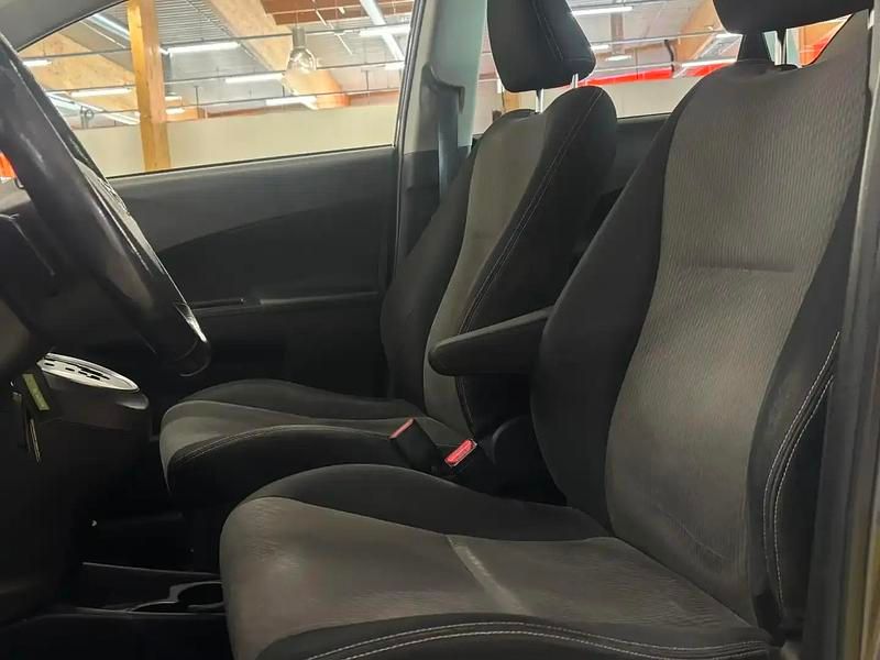 Käytetty Toyota Verso-S Multidrive S 99 HP (72 kW) 2014 Hopea / harmaa Tila-auto