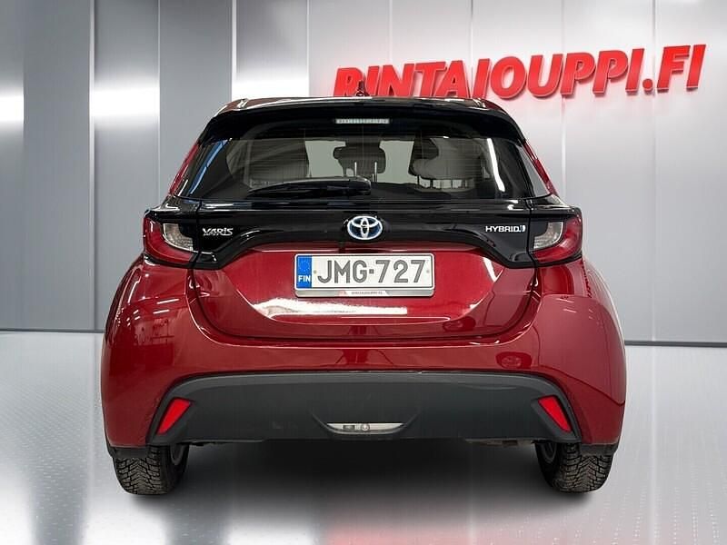 Käytetty Toyota Yaris Hybrid Active 116 HP (85 kW) 2021 Punainen Viistoperä