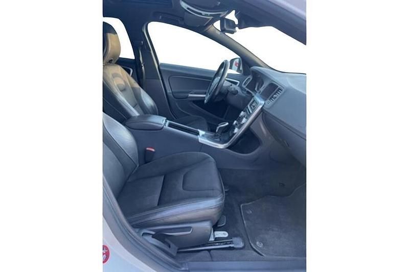 Käytetty Volvo V60 Momentum 190 HP (139 kW) 2016 Farmari