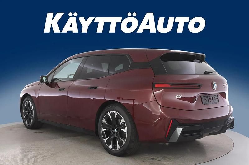 Uusi BMW iX Comfort Edition 400 kW (544 HP) 2026 Aventurine red iii Katumaasturi
