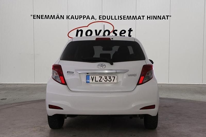 Käytetty Toyota Yaris Sol 99 HP (72 kW) 2013 Valkoinen Viistoperä