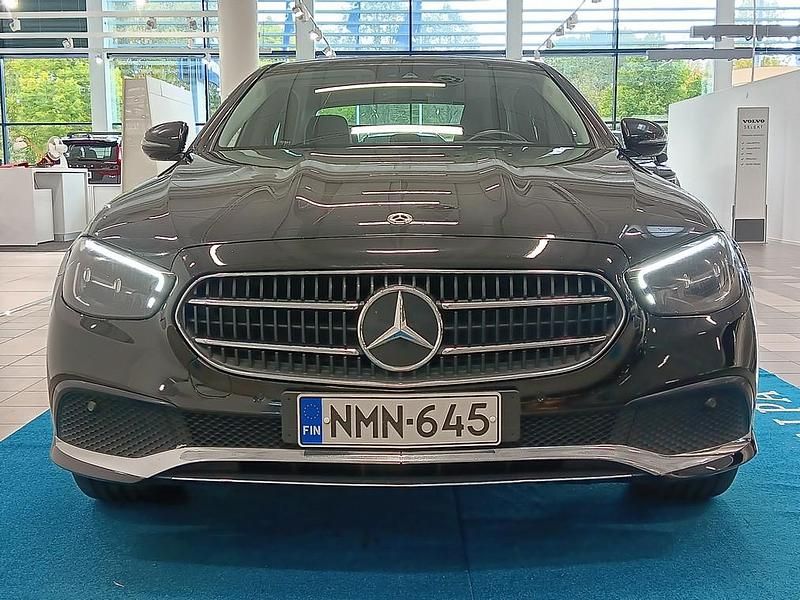 Käytetty Mercedes E300 Avantgarde 194 HP (142 kW) 2021 Musta Sedan