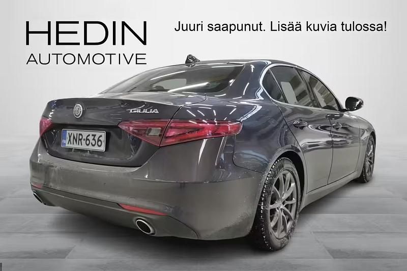 Käytetty Alfa Romeo Giulia Super 180 HP (132 kW) 2017 Harmaa Sedan
