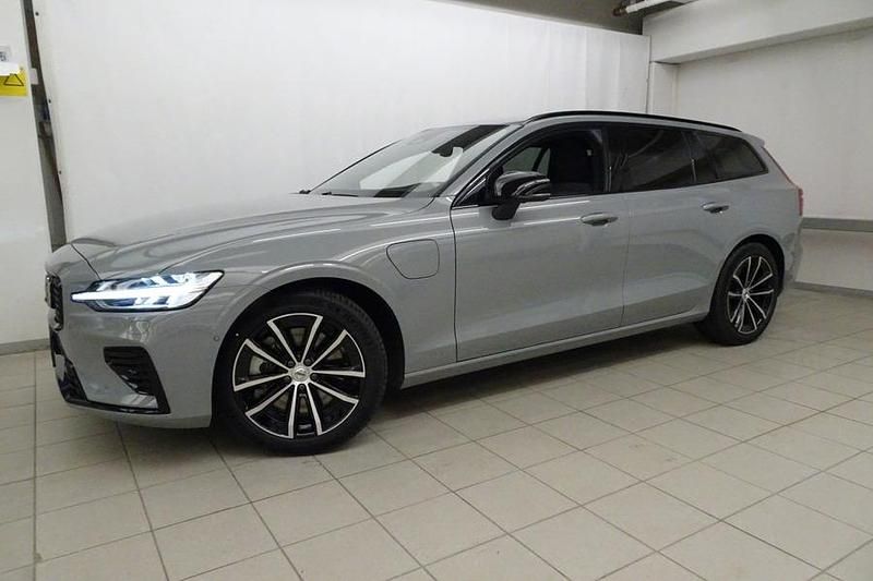Harmaa Käytetty 2025 Volvo V60 Performance Farmari | 54 900 € - Kuva 1/4