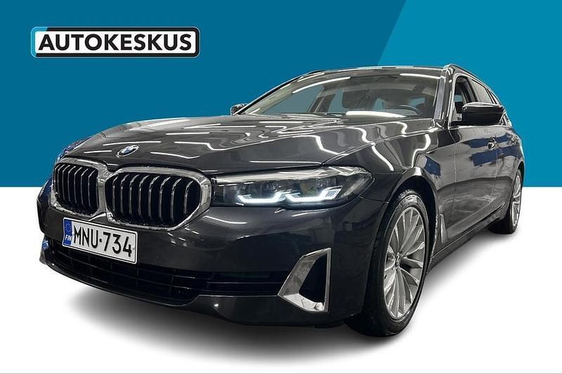 Harmaa Käytetty 2021 BMW 520 Luxury Line Farmari | 28 990 € (Perustarjous) - Kuva 1/2