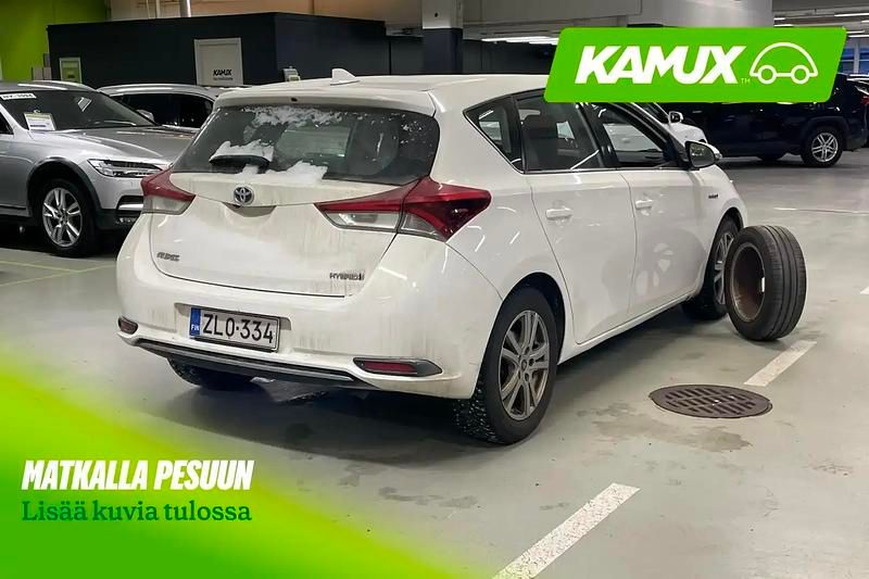 Käytetty Toyota Auris Hybrid Active 99 HP (72 kW) 2017 Valkoinen Sedan