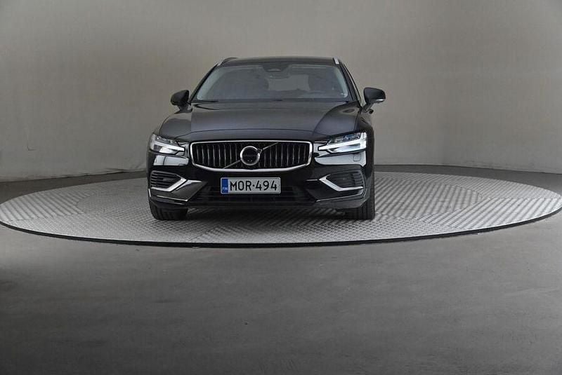 Käytetty Volvo V60 Core 350 HP (257 kW) 2022 Farmari