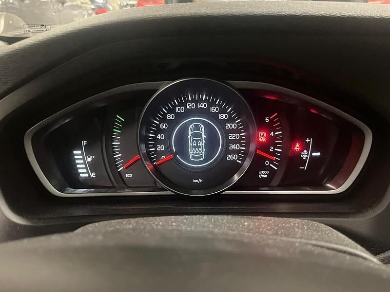 Käytetty Volvo V40 Business Edition 114 HP (83 kW) 2014 Viistoperä