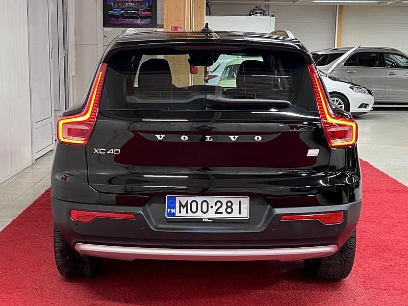 Käytetty Volvo XC40 Core 211 HP (155 kW) 2023 Katumaasturi