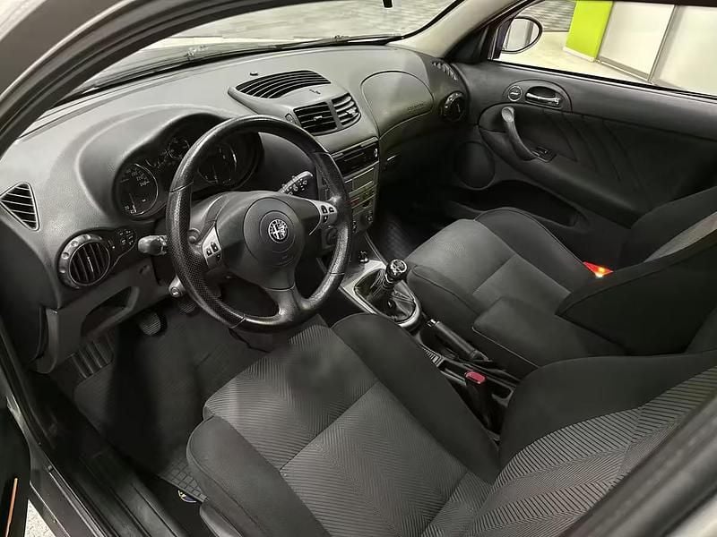 Hopea / harmaa Käytetty 2008 Alfa Romeo 147 Viistoperä | 2 990 € - Kuva 1/4