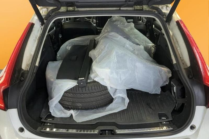 Käytetty Volvo V90 Momentum 235 HP (172 kW) 2017 Farmari