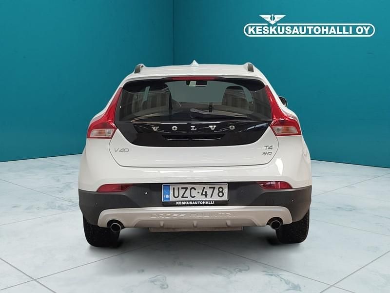 Käytetty Volvo V40 Summum 190 HP (139 kW) 2016 Valkoinen Viistoperä