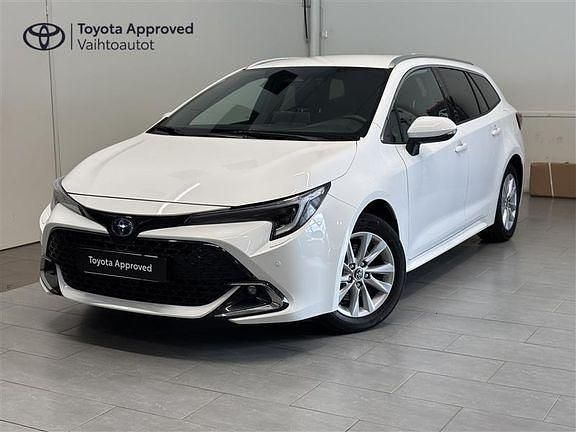 Valkoinen Käytetty 2025 Toyota Corolla Anniversary Farmari | 35 950 € (Kallis) - Kuva 1/4