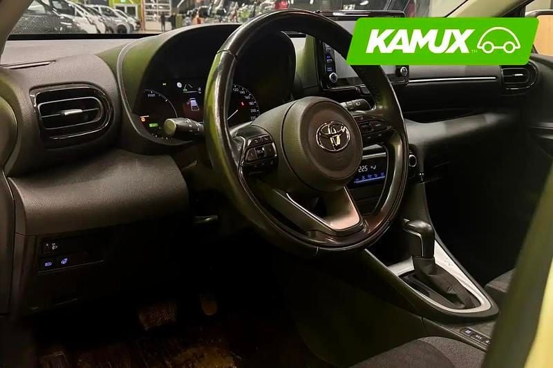 Käytetty Toyota Yaris Hybrid Active 116 HP (85 kW) 2022 Valkoinen Sedan