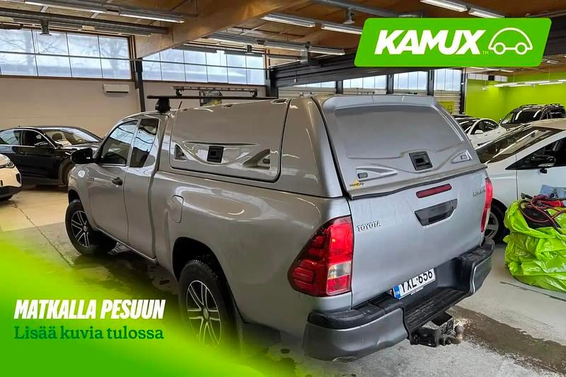 Käytetty Toyota HiLux 150 HP (110 kW) 2018 Hopea / harmaa Nouto