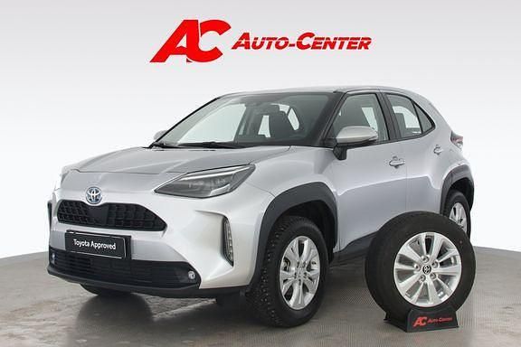 Silver metallic 1l0 Käytetty 2024 Toyota Yaris Cross Active Katumaasturi | 28 490 € (Perustarjous) - Kuva 1/4