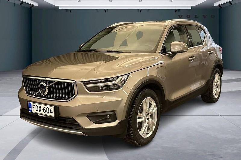 Harmaa Käytetty 2021 Volvo XC40 Inscription Katumaasturi | 28 750 € (Perustarjous) - Kuva 1/4
