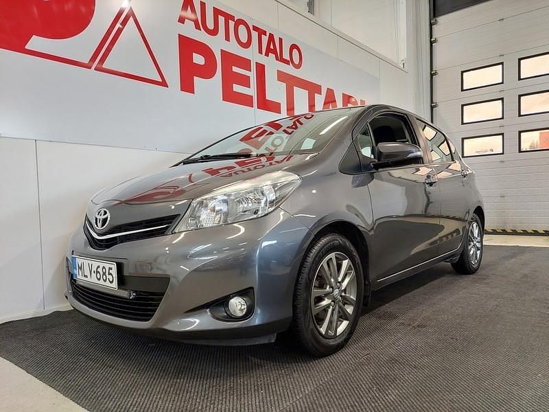 Metalli harmaa tumma Käytetty 2014 Toyota Yaris Active Viistoperä | 10 950 € (Hieman kallis) - Kuva 1/4