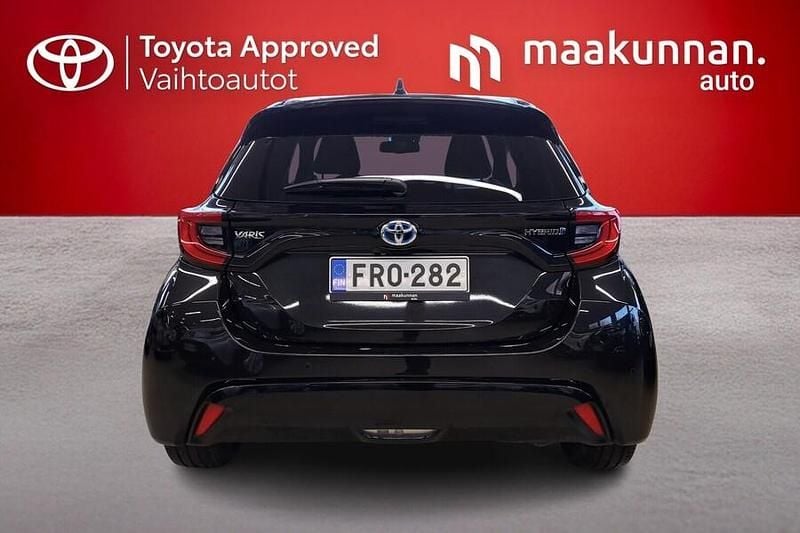 Käytetty Toyota Yaris Hybrid Premium 116 HP (85 kW) 2023 Musta Viistoperä