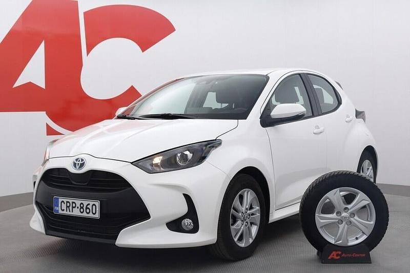 Käytetty Toyota Yaris Hybrid Active 116 HP (85 kW) 2023 Valkoinen Viistoperä