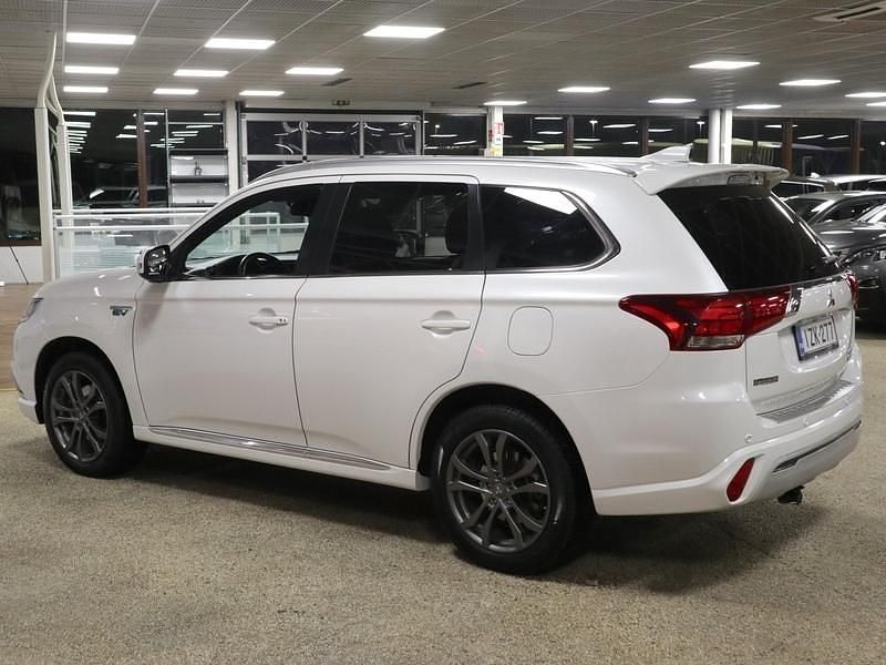 Käytetty Mitsubishi Outlander P-HEV Instyle 135 HP (99 kW) 2019 Valkoinen Farmari