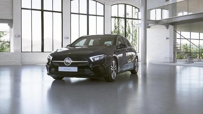 Musta Käytetty 2022 Mercedes A180 Advanced Plus Viistoperä | 26 800 € (Perustarjous) - Kuva 1/4