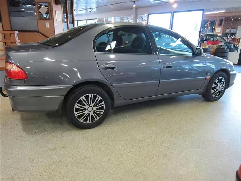 Käytetty Toyota Avensis Sol 110 HP (80 kW) 2002 Harmaa Sedan