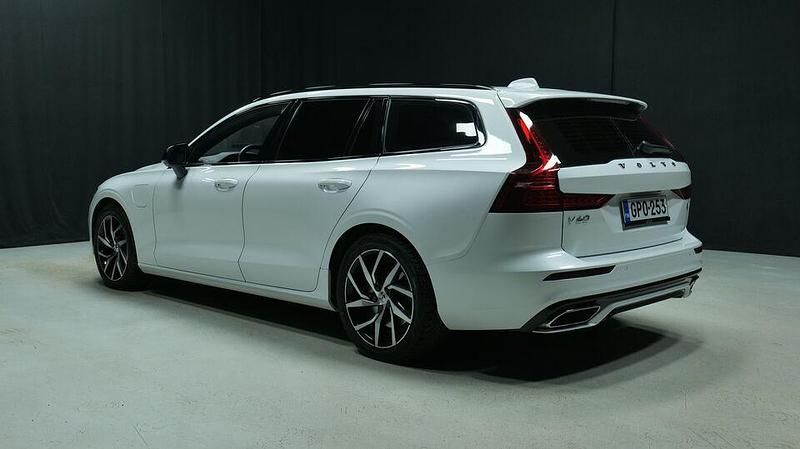 Käytetty Volvo V60 R-Design 392 HP (288 kW) 2021 Farmari