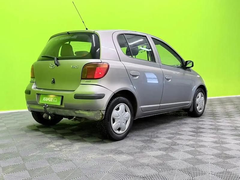 Käytetty Toyota Yaris 65 HP (47 kW) 2004 Hopea / harmaa Viistoperä