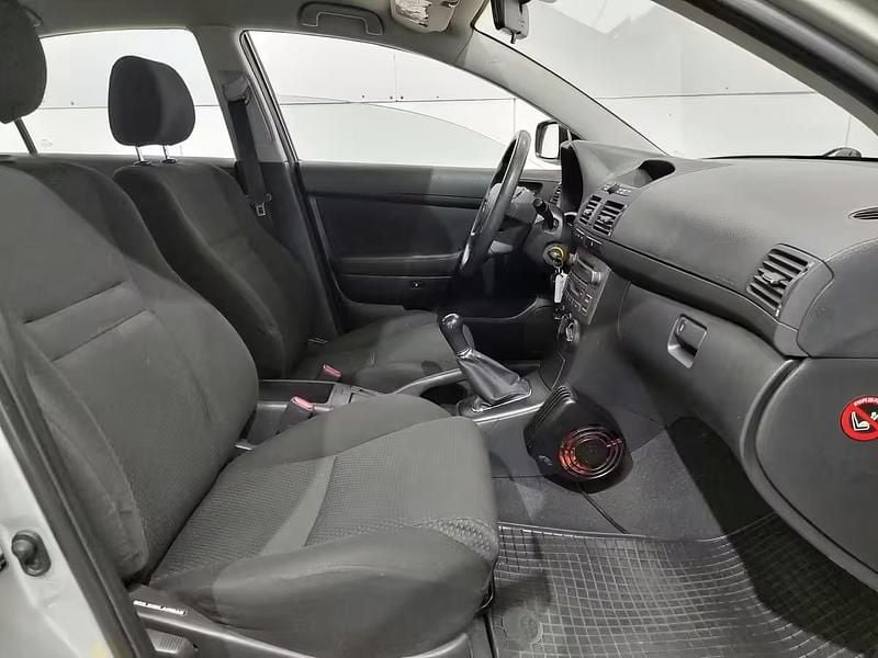 Käytetty Toyota Avensis Terra 110 HP (80 kW) 2005 Hopea Sedan