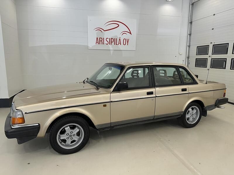 Ruskea Käytetty 1992 Volvo 240 Sedan | 8 890 € - Kuva 1/4