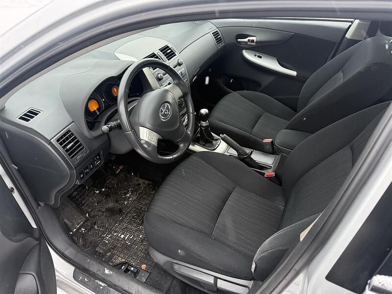 Käytetty Toyota Corolla Sol 124 HP (91 kW) 2008 Hopea Sedan