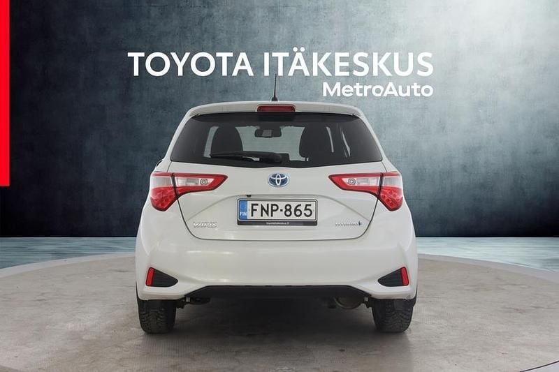 Käytetty Toyota Yaris Hybrid Premium 73 HP (53 kW) 2018 Valkoinen Viistoperä